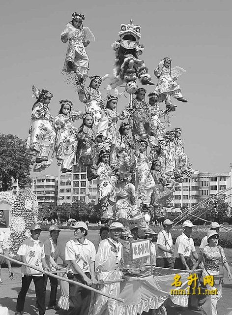 文藝碩果累累展風采，文化交融熠熠續華章